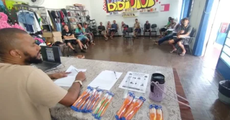 Centro POP Sares II orienta usuários sobre cuidados com vestuário e higiene pessoal