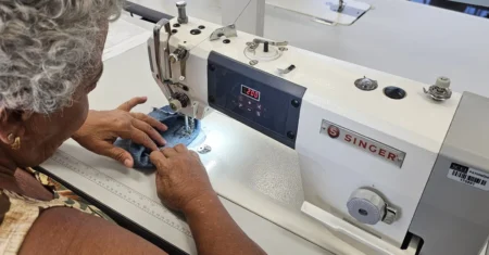 Oficina de costura oferece conhecimento prático para mulheres atendidas por entidades