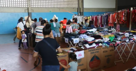 Próximo Passo chega ao Jardim Fernanda e distribui 2,2 toneladas de roupas para 228 famílias