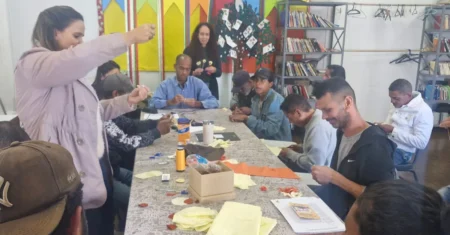 Oficina no Centro POP Sares II produz flores de fuxico para ação do Maio Laranja