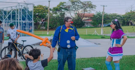 Feira de Palhaçada leva circo-teatro gratuito às feiras noturnas de Campinas