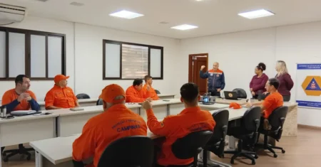 Agentes da Defesa Civil participam de capacitação sobre comunicação e visitam Emdec e CICC