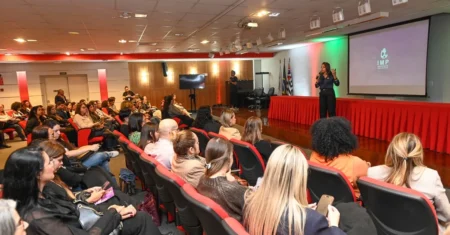 Secretaria da Mulher realiza palestra em alusão aos 20 anos da Lei Maria da Penha