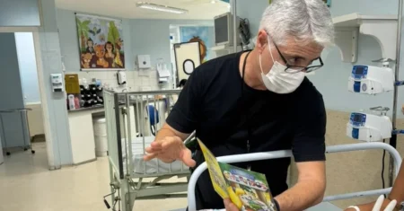 Semana do Brincar leva mágica, histórias e palhaçaria a hospitais da Rede Mário Gatti