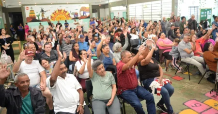 Prefeitura e Cohab entregam 136 escrituras a moradores do Núcleo Residencial Vila Princesa