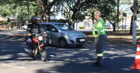Motociclistas recebem moto check-up gratuito e orientações de segurança no Largo do Rosário