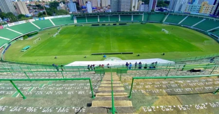 Guarani leva pessoas idosas ao gramado do Brinco de Ouro em ação contra a violência