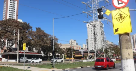 Travessias seguras: novos semáforos serão ligados na avenida Orosimbo Maia x Etec Bento Quirino