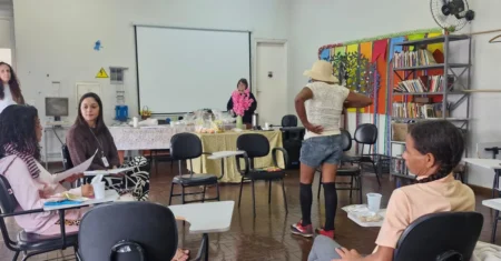 Centro POP Sares II promove atividade de conexão e autoconhecimento com mulheres em situação de rua
