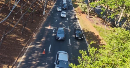 Risco na direção: uso de celular enquanto motorista conduz o veículo já soma 5,5 mil infrações em 2026
