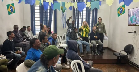 Centro POP Sares II reúne equipe e usuários para assistir à abertura da Copa
