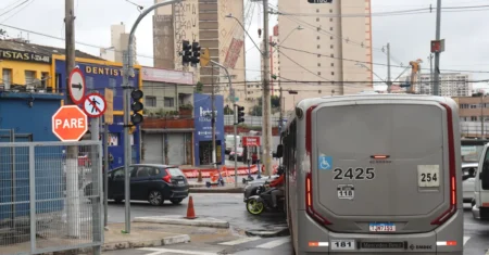 Benjamin Constant ganha semáforo ‘inteligente’ na saída do Terminal Mercado