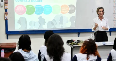 Vozes pela Igualdade de Gênero: promotoras visitam escolas para engajar alunos em concurso musical