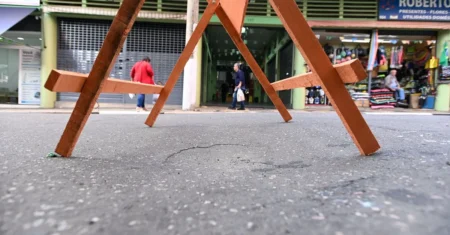 Obra em galeria interdita trecho da Rua Barão de Jaguara nesta quarta-feira