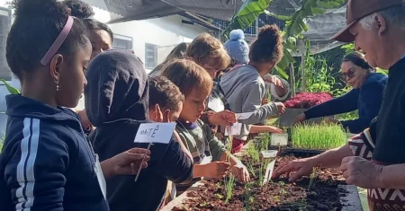 Crianças e famílias plantam e colhem juntas em horta comunitária na região Sudoeste de Campinas