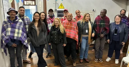 Oficina no Centro POP Sares II transforma mantas de lã em ponchos contra o frio